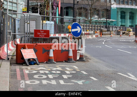 Raffic coni e strada chiusa sign in London Inghilterra England Foto Stock