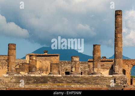 Le colonne del tempio di Giove nel forum di Pompei, una vecchia città romana. Vulcano Vesuvio sullo sfondo. Foto Stock