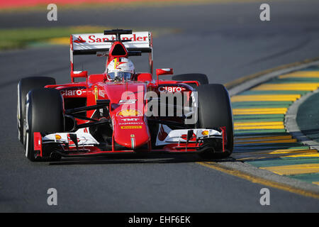 Melbourne, Australia. 13 Mar, 2015. SEBASTIAN VETTEL della Germania e la Scuderia Ferrari rigidi durante la seconda sessione di prove libere del 2015 Australian Grand Prix all'Albert Park circuito di Melbourne, Australia. Credito: James Gasperotti/ZUMA filo/Alamy Live News Foto Stock