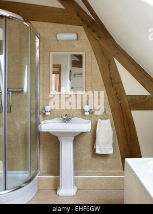Con travi di bagno con doccia, lavandino e specchio nella luna Farm home, REGNO UNITO Foto Stock