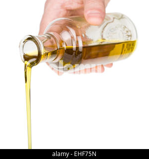 Versare olio da una bottiglia. Foto Stock