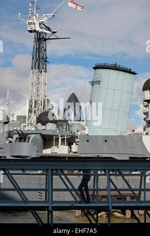 Dettaglio del dispositivo HMS Belfast in primo piano con skyline dietro, Londra Foto Stock