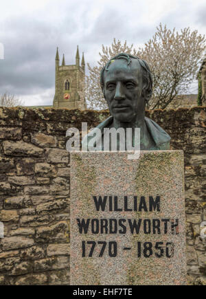Busto in bronzo del poeta romantico William Wordsworth, Cleveland, Borough of Allerdale, Inghilterra, Gran Bretagna, UK. Foto Stock