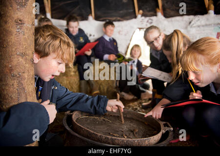 Scuola Sidcot in Winscombe, North Somerset che viene eseguito sulla filosofia di Quaker all istruzione - anno 6 alunni facendo il lavoro sul campo mi Foto Stock