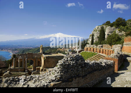 Il Teatro Greco e il Monte Etna, Italia Foto Stock