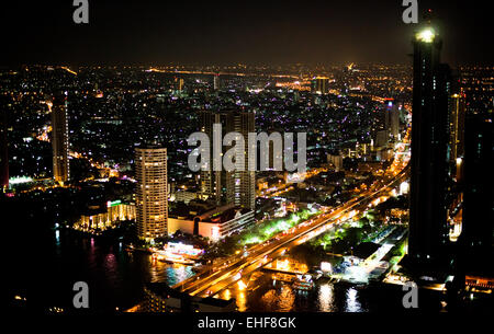 Vista da Lebua at State Tower di notte. Foto Stock