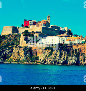 Vista di Sa Penya distretto e Dalt Vila quartiere, la città vecchia di Ibiza, Isole Baleari, Spagna, con un effetto retrò Foto Stock