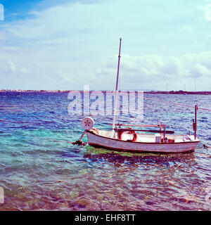 Immagine di una barca da pesca in Estany des Peix laguna, in Formentera, isole Baleari, Spagna, con un effetto retrò Foto Stock