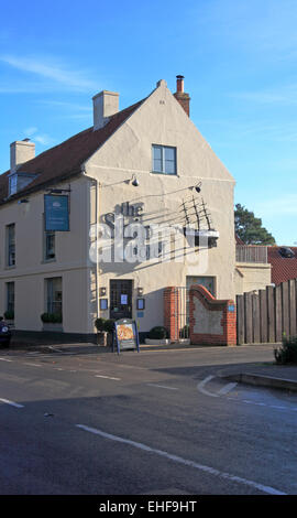 Una vista della nave Hotel sulla A149 coast road a Brancaster, Norfolk, Inghilterra, Regno Unito. Foto Stock