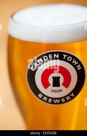 Una pinta di birra lager a Camden Town Brewery London Foto Stock