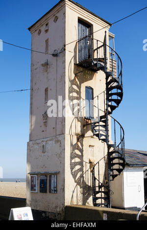 Ad Aldeburgh, Suffolk, Regno Unito. La torre del vecchio South Lookout sulla spiaggia di Aldeburgh, ora una galleria d'arte chiamata Aldeburgh Beach Lookout o Art House Foto Stock