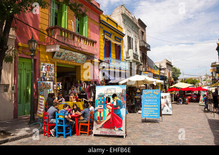 Argentina, Buenos Aires, La Boca, Dr del Valle Iberlucea, visitatori sui tavoli fuori Paseo del Valle souvenir shop e caffetteria Foto Stock