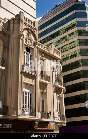 Argentina, Buenos Aires, Avenida Cordoba, elegante belle époque architettura accanto al moderno edificio di vetro Foto Stock