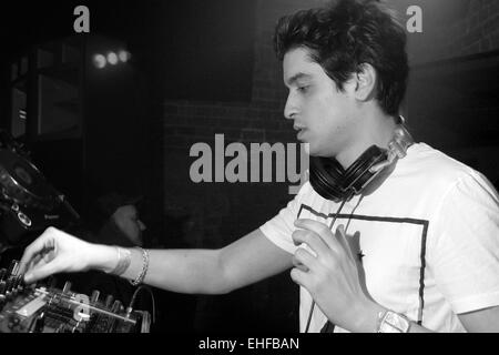 Omri H DJ al Shake It! Presso il Village Underground London Febbraio 2010. Foto Stock