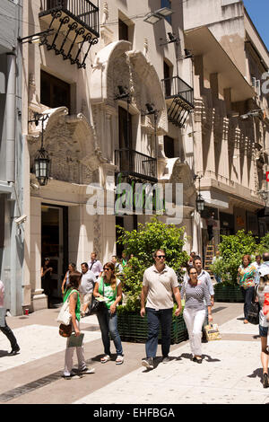 Argentina, Buenos Aires, Avenida Florida, shopper in strada pedonale dello shopping Foto Stock