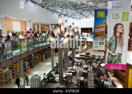 Argentina, Buenos Aires, Avenida Florida, gli acquirenti all'interno di Falabella department store Foto Stock