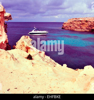 Immagine del Mare Mediterraneo a Punta de Sa Pedrera di Formentera, isole Baleari, Spagna, con un effetto retrò Foto Stock