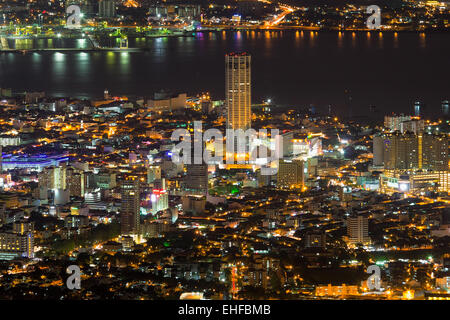 George Town Penang Malaysia antenna vista panoramica dal Colle Penang con Luci della città di notte Foto Stock