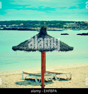 Foto della spiaggia di Es Pujols Formentera, isole Baleari, Spagna, con un effetto retrò Foto Stock