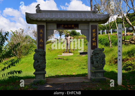 Gateway e la statua in Sun Yat-sen Memorial Park, Maui, Hawaii, STATI UNITI D'AMERICA Foto Stock