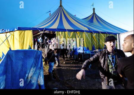 Dietro le quinte di danza orientale tenda al Glastonbury festival Sabato 25 Giugno 2011. Foto Stock