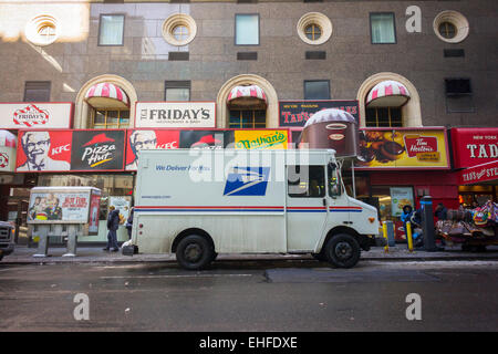 Un USPS veicolo parcheggiato in New York venerdì, 6 marzo 2015. I fornitori del servizio universale ha annunciato che andrà a sostituire il suo invecchiamento della flotta di Grumman a lunga durata i carrelli del veicolo in un acquisto vale la pena di $6,3 miliardi. Il servizio di posta elettronica ha invitato i produttori a presentare proposte per la sostituzione dei veicoli. La flotta attuale è di trenta anni.(© Richard B. Levine) Foto Stock