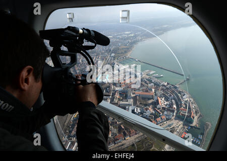 Un cameraman film fuori di Zeppelin NT (nuovo) Technonolgy, sorvolando Friedrichshafen, Germania, 13 marzo 2015. I dirigibili presso il lago di Costanza di decollo in la nuova stagione il 13 marzo 2015. Foto: FELIX KAESTLE/dpa Foto Stock