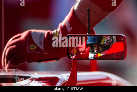 Melbourne, Australia. 13 Mar, 2015. La Scuderia Ferrari di Formula Uno pilota Sebastian Vettel di unità in Germania durante la seconda sessione di prove libere in anticipo di Australian Formula One Grand Prix all'Albert Park di Melbourne, in Australia il 13 marzo 2015. Credito: Bai Xue/Xinhua/Alamy Live News Foto Stock