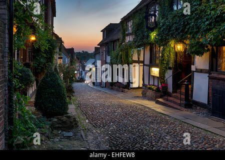 Le ore notturne sulla pavimentazione a Mermaid Street in East Sussex Foto Stock