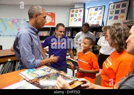 Il Presidente Usa Barack Obama parla con i volontari che operano in biblioteca della scuola nel corso di una Giornata nazionale di servizio e ricordo il progetto presso l'insegnamento ispirato dimostrazione pubblica Scuola Charter 11 Settembre 2014 a Washington D.C. Foto Stock