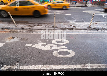 Sporco pezzi di ghiaccio, duro come il cemento, raccolti in numerose tempeste di neve e giorni di temperature di congelamento rimangono sul New York strade su Mercoledì, 11 marzo 2015 sfidando la recente pioggia e temperature calde. Temperature al 50's e seasonable temps in 40's più tardi questa settimana può causare i newyorkesi per l'addio a queste basse temperature memorie. (© Richard B. Levine) Foto Stock