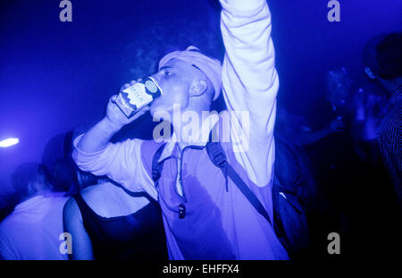 L'uomo dancing bevendo latte a colori ad archi di Glasgow 13 Giugno 1998. Foto Stock