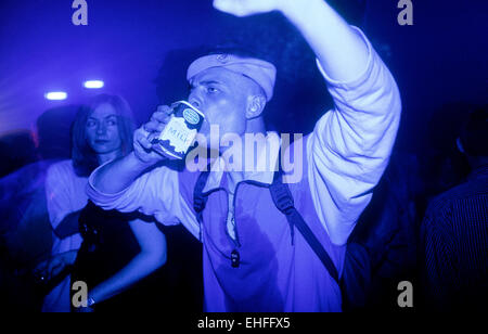 L'uomo dancing bevendo latte a colori ad archi di Glasgow 13 Giugno 1998. Foto Stock