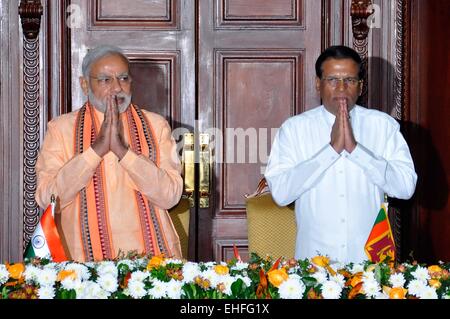 Colombo. 13 Mar, 2015. Il Presidente dello Sri Lanka Maithripala Sirisena (R) e il Primo Ministro indiano Narendra Modi di salutare i funzionari e i supporti prima della firma di una serie di accordi in Colombo, Sri Lanka il 13 marzo 2015. Primo Ministro indiano Narendra modi sono arrivati in Sri Lanka il venerdì in visita di stato. La sua visita è il primo da un leader indiano per la nazione insulare in oltre 25 anni. © Gayan Sameera/Xinhua/Alamy Live News Foto Stock