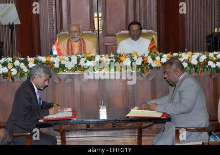 Colombo, Colombo. 13 Mar, 2015. Il Presidente dello Sri Lanka Maithripala Sirisena (R, centro) e il Primo Ministro indiano Narendra Modi (L, centro) testimoniano la firma di una serie di accordi in Colombo, Sri Lanka il 13 marzo 2015. Primo Ministro indiano Narendra modi sono arrivati in Sri Lanka il venerdì in visita di stato. La sua visita è il primo da un leader indiano per la nazione insulare in oltre 25 anni. © Gayan Sameera/Xinhua/Alamy Live News Foto Stock