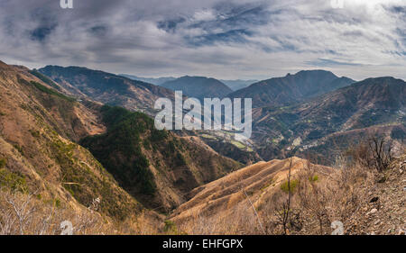 L'Himalayan colline nei pressi di Shimla, Himachal Pradesh, India Foto Stock