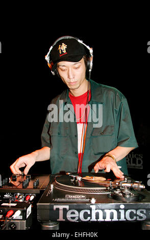 Akakabe dal Giappone vincitore della battaglia per la supremazia mondiale presso la DMC/Technics DJ World Championships a Hammersmith Apollo. Foto Stock