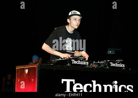Rafik dalla Germania perfoming presso la DMC/Technics DJ World Championships a Hammersmith Apollo di Londra. Foto Stock