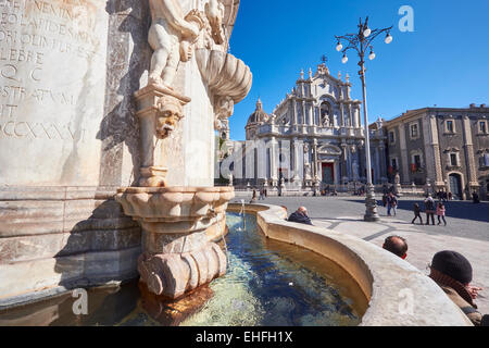 Cattedrale di Sant'Agata, con la fontana sottostante l'elefante di lava di Catania, Sicilia, Italia. Foto Stock