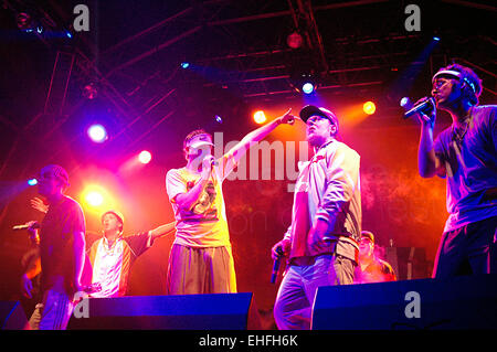 Goldie cercando la catena dal vivo sul palco all'Orange Ashton Court Festival di Bristol. Foto Stock