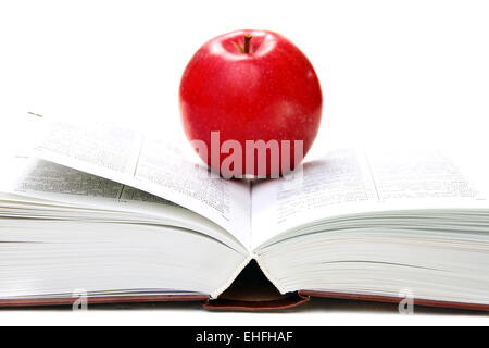 Red Apple su un libro aperto. Foto Stock