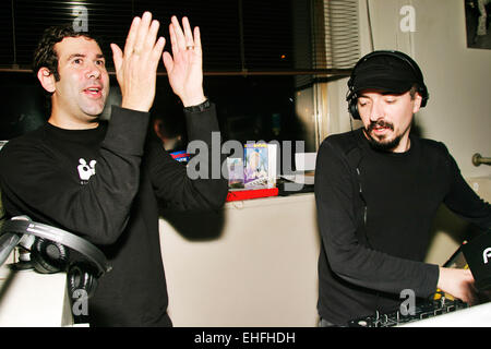 Neil Thornton da Zoo umano (sinistra) con Spacid dal raggio Records DJ al pazzo di discoteca a Grand Central London. Foto Stock