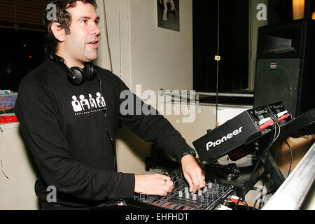 Neil Thornton da umano Zoo DJ al pazzo di discoteca a Grand Central London. Foto Stock