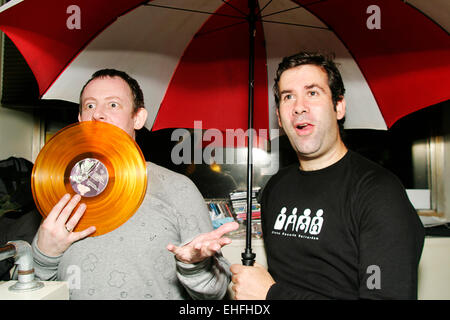 Neil Thornton (destra) e Dobbsy da umano Zoo DJ al pazzo di discoteca a Grand Central London. Foto Stock