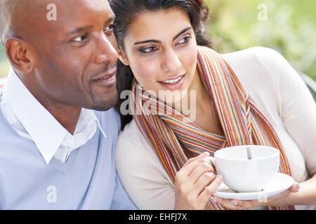 Paio di relax all'aperto a bere caffè Foto Stock