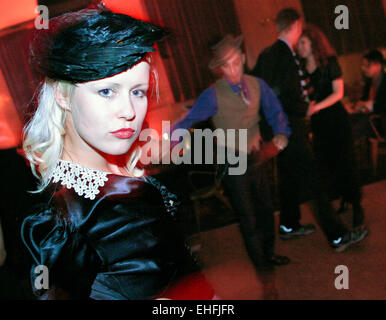 Ragazza in 40s dress 30s 40s 50s notte al Bethnal Green lavorando Mans Club Foto Stock