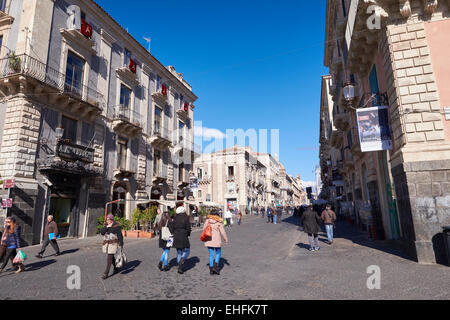 Scena di strada di Catania, Sicilia, Italia. Turismo italiano, viaggi e meta di vacanza. Foto Stock