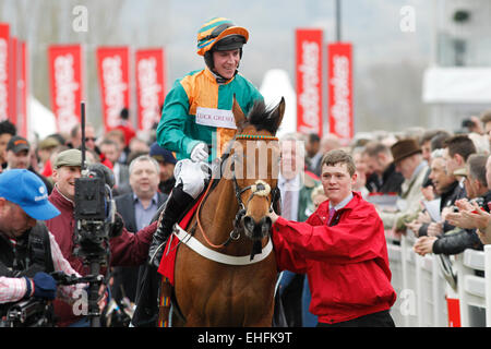 Cheltenham, Regno Unito. Xii marzo, 2015. Presentazione dei vincitori con Cole Harden cavalcato da Gavin Sheehan dopo aver vinto la Ladbrokes World Hurdle grado 1. Credito: Lajos-Eric Balogh/turfstock. Credito: dpa picture alliance/Alamy Live News Foto Stock