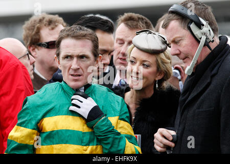 Cheltenham, Regno Unito. Xii marzo, 2015. Presentazione dei vincitori con un P McCoy e sua moglie Chanelle dopo aver vinto la Ryanair Chase (registrati come il Festival Trofeo Steeple Chase) Grade 1 con Uxizandre. Credito: Lajos-Eric Balogh/turfstock. Credito: dpa picture alliance/Alamy Live News Foto Stock