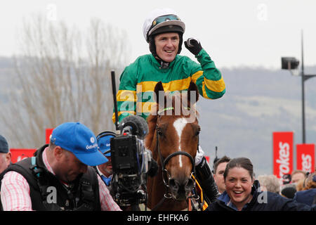 Cheltenham, Regno Unito. Xii marzo, 2015. Presentazione dei vincitori con Uxizandre cavalcato da una P McCoy dopo aver vinto la Ryanair Chase (registrati come il Festival Trofeo Steeple Chase) Grade 1. Credito: Lajos-Eric Balogh/turfstock. Credito: dpa picture alliance/Alamy Live News Foto Stock